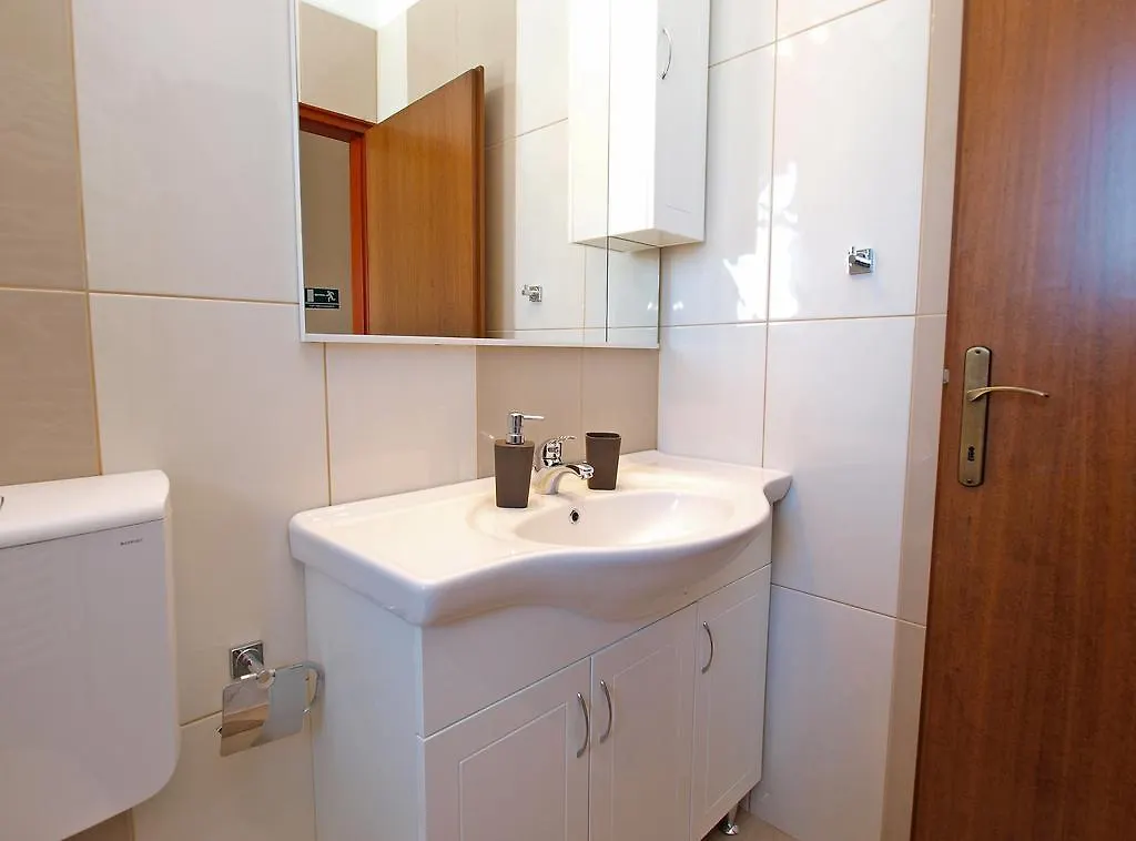 Apartment Roberto 1386 Galizana Croatia